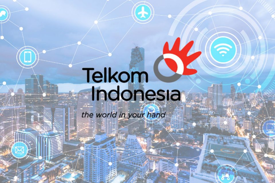 Logo Telkom Indonesia terpampang di depan gedung kantor pusat