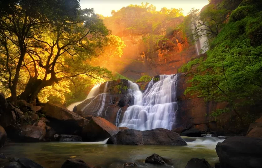 Pemandangan menakjubkan dari Geopark Ciletuh di Sukabumi, Jawa Barat, dengan formasi batuan yang unik dan air terjun yang mempesona