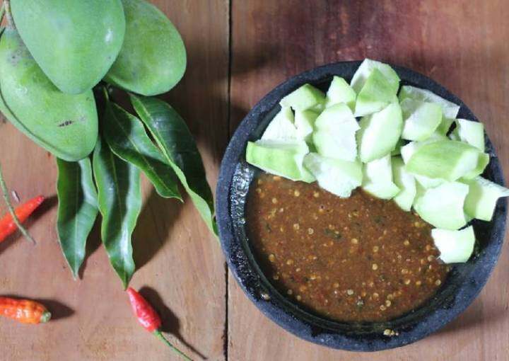 Kesegaran rujak mangga dengan kombinasi asam, manis, dan pedas