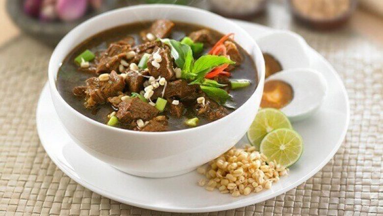 Rawon daging sapi dengan kuah hitam pekat yang kaya rempah, sajian khas Jawa Timur yang menggugah selera