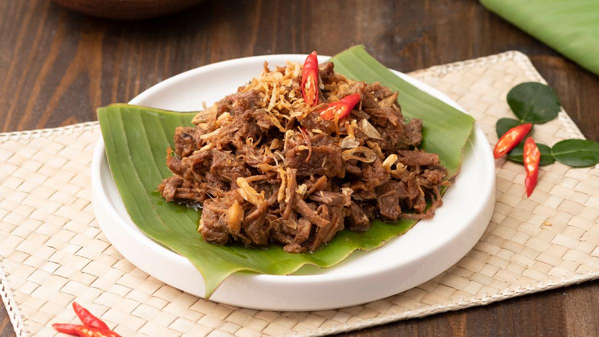 Empal gepuk sapi khas Sunda dengan warna kecokelatan yang menggugah selera, daging empuk dengan rasa manis gurih yang kaya akan bumbu rempah