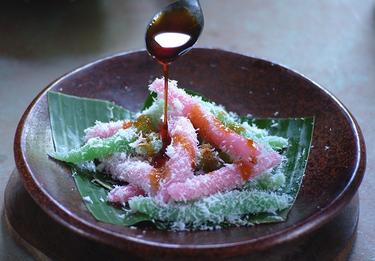 Cenil tabur kelapa yang kenyal dengan siraman gula merah, jajanan tradisional yang menggugah selera