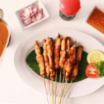 Gambar Sate Lisidu khas Surabaya, lengkap dengan tusuk sate datar dan bumbu kacang kental yang menggugah selera