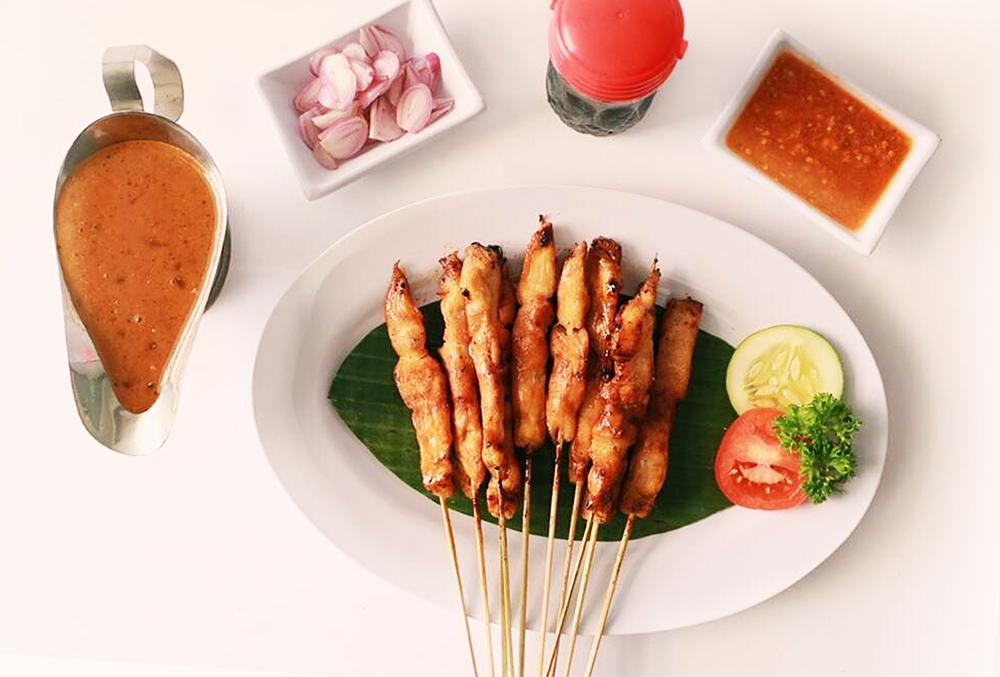 Gambar Sate Lisidu khas Surabaya, lengkap dengan tusuk sate datar dan bumbu kacang kental yang menggugah selera